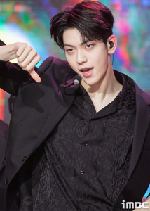 Shining Bright: How Soobin Guides Tomorrow X Together 3 How Soobin Guides Tomorrow X Together pic07