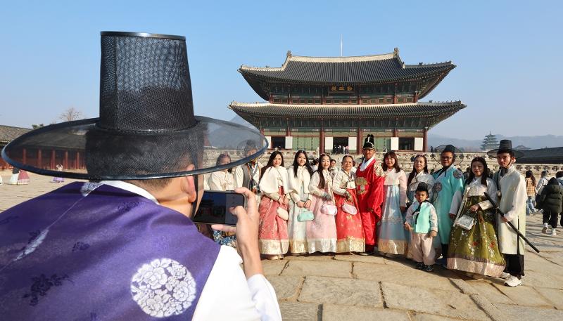 Why Do Koreans Seem Unfriendly? Understanding Korean Hospitality Through a Different Lens 1 Why Do Koreans Seem Unfriendly pic02